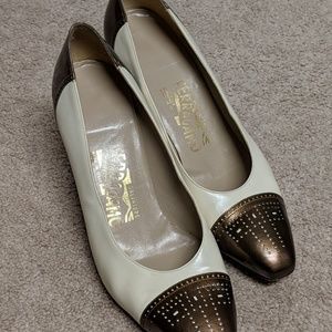 SALVATORE FERRAGAMO Sz 9 Cream and Bronze Heels